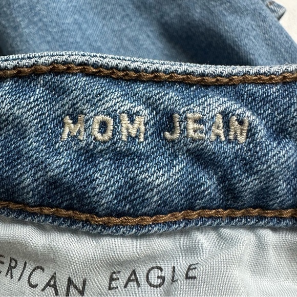 American Eagle Stretch Mom Jean Denim Size 4 Casual Straight Leg High Rise - Picture 7 of 9